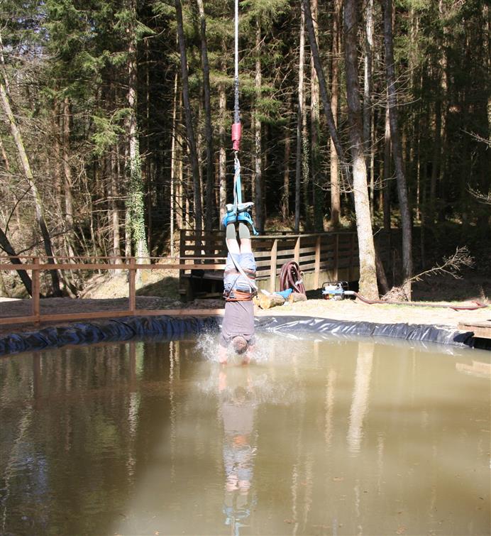 Saut à l'élastique.